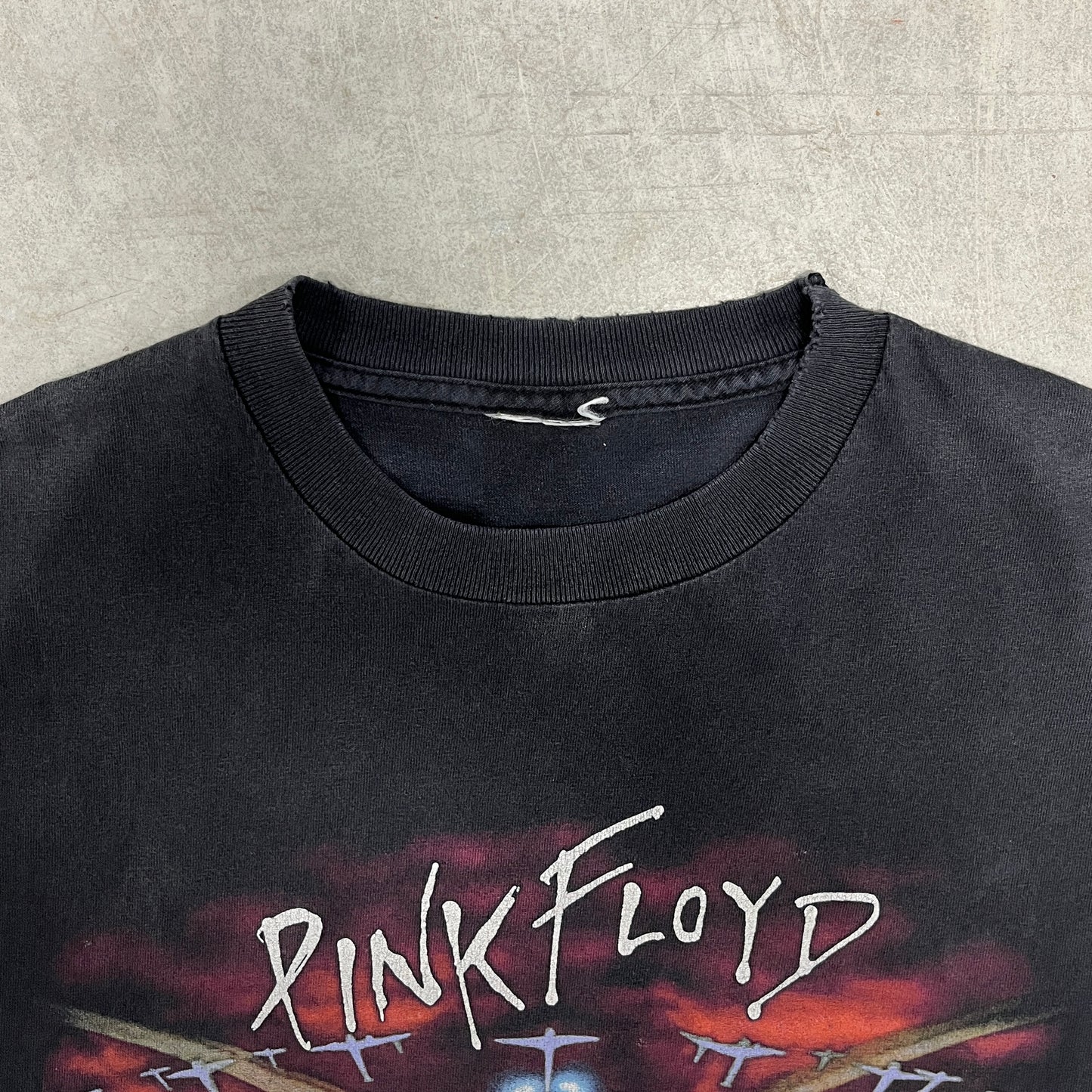 (L) 1997 Pink Floyd The Wall Band Shirt