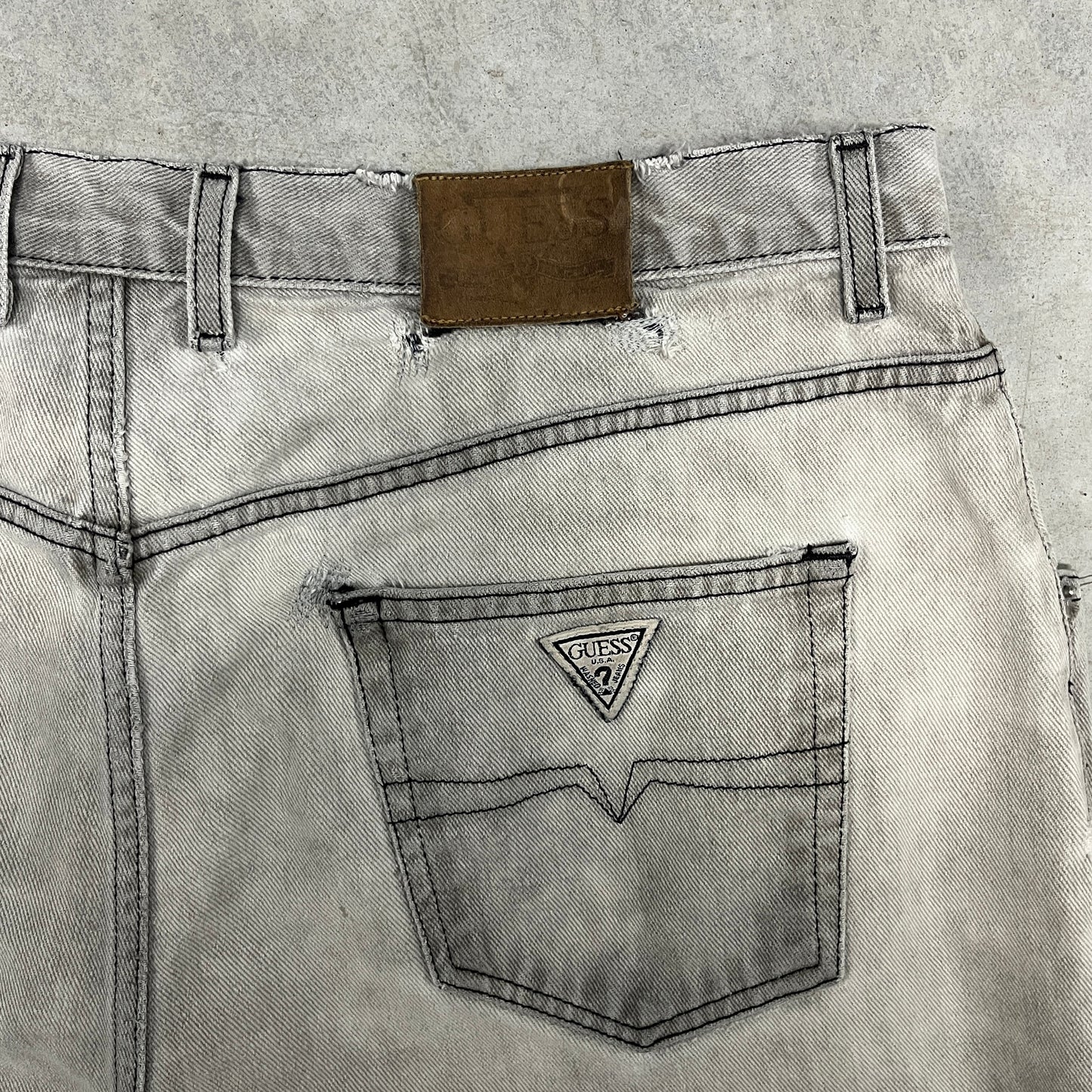 (36) Vintage Guess Jean Shorts