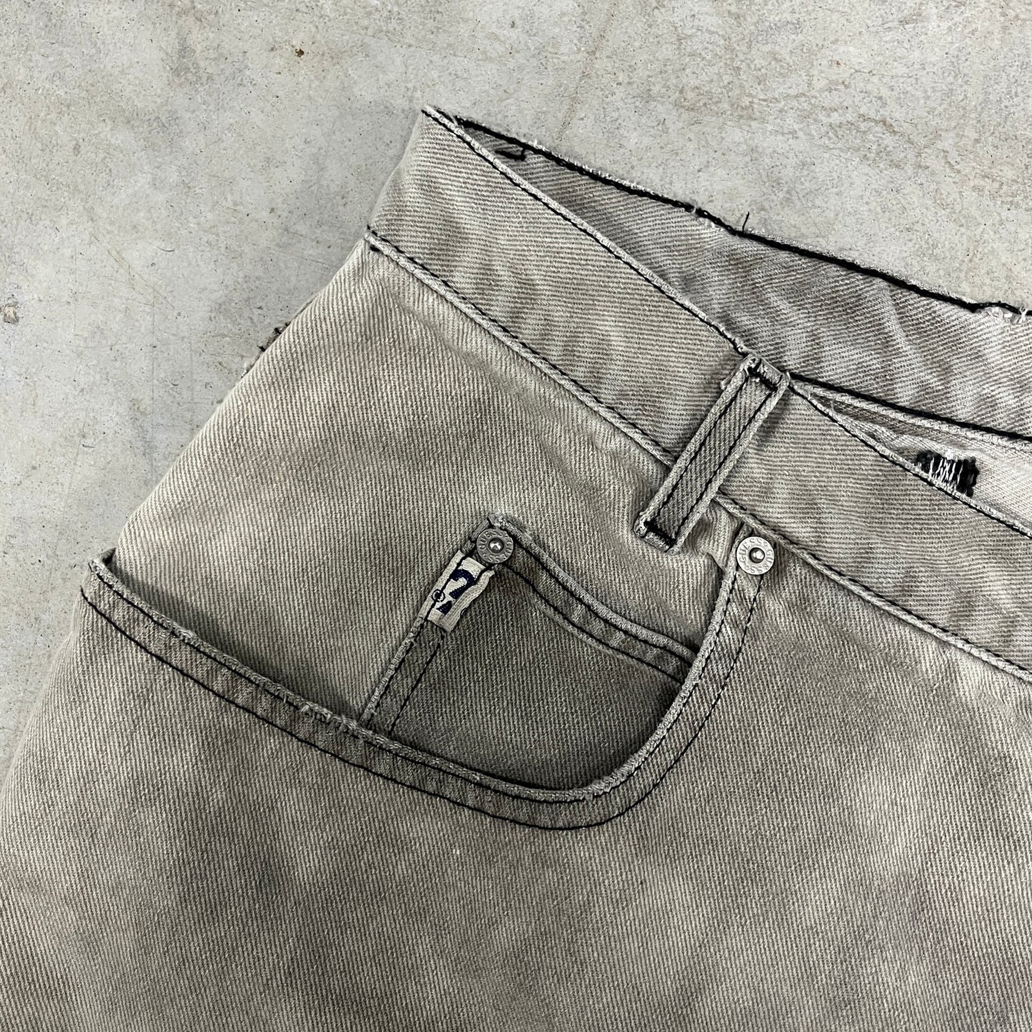 (36) Vintage Guess Jean Shorts
