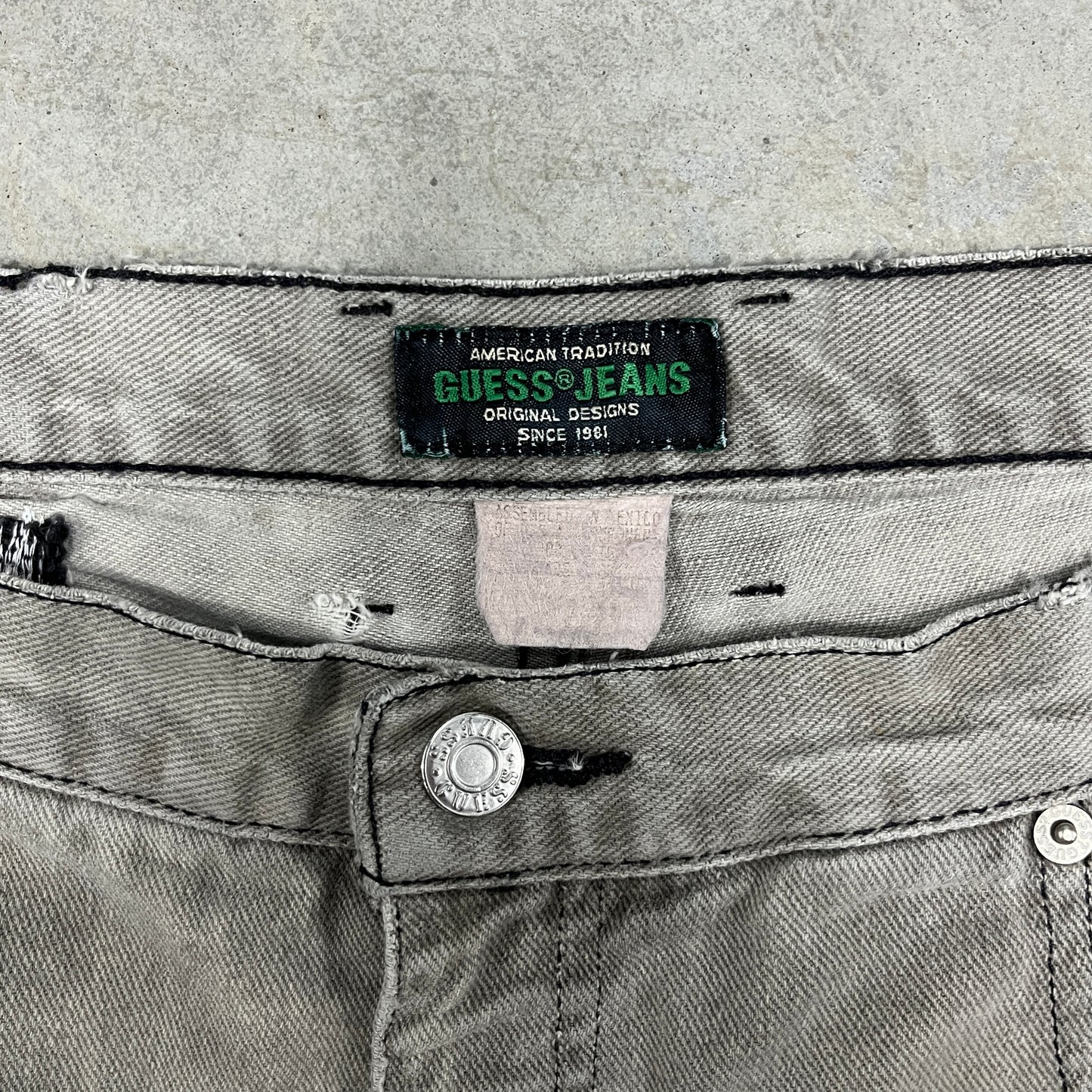 (36) Vintage Guess Jean Shorts