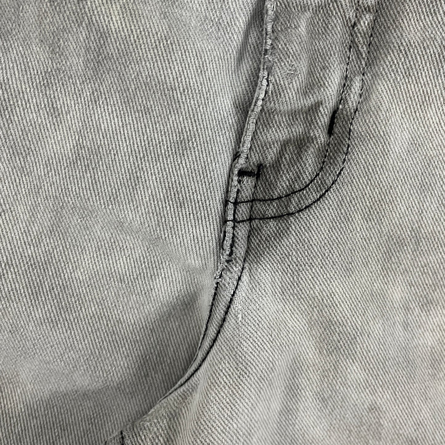 (36) Vintage Guess Jean Shorts