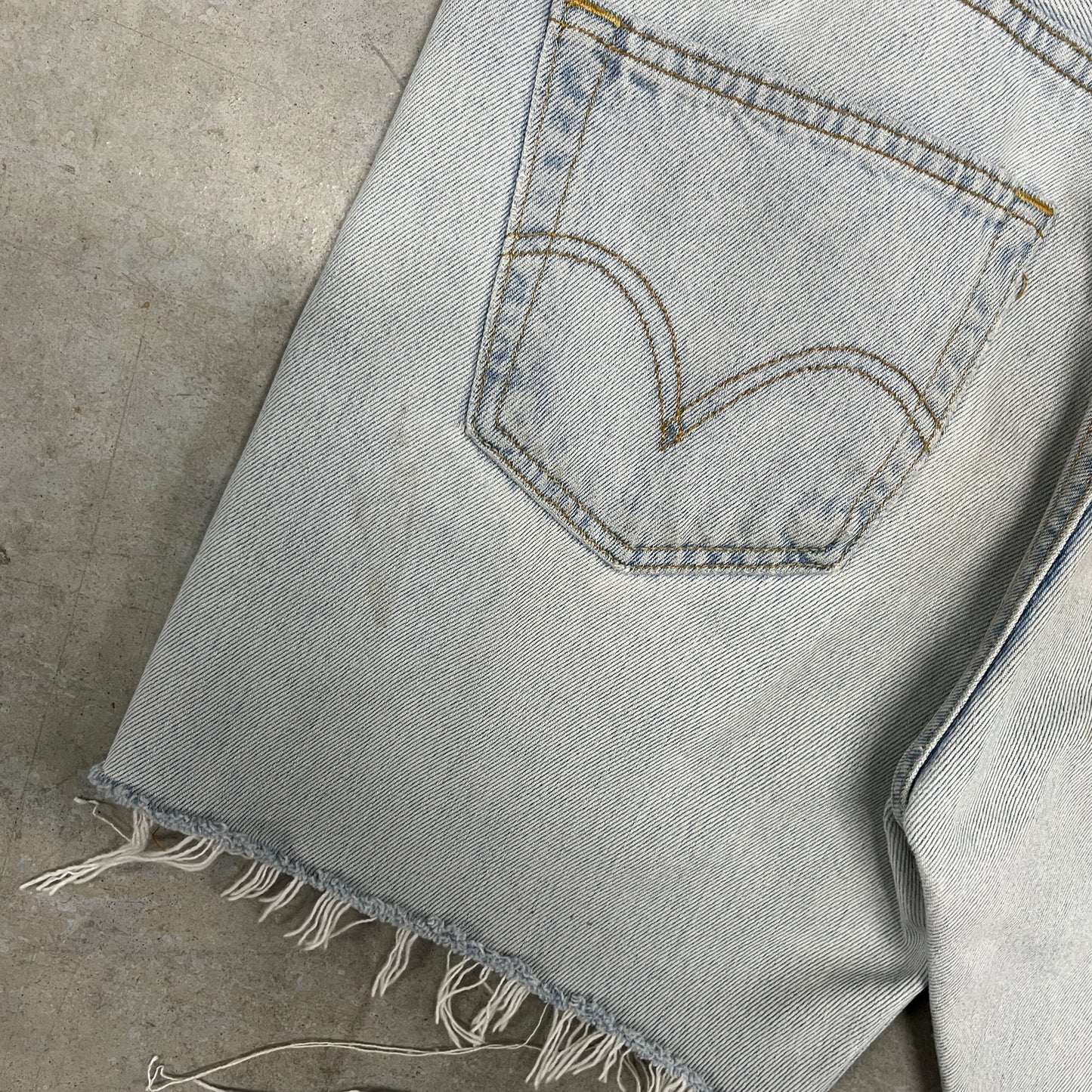 (32) Vintage Levis Jean Shorts