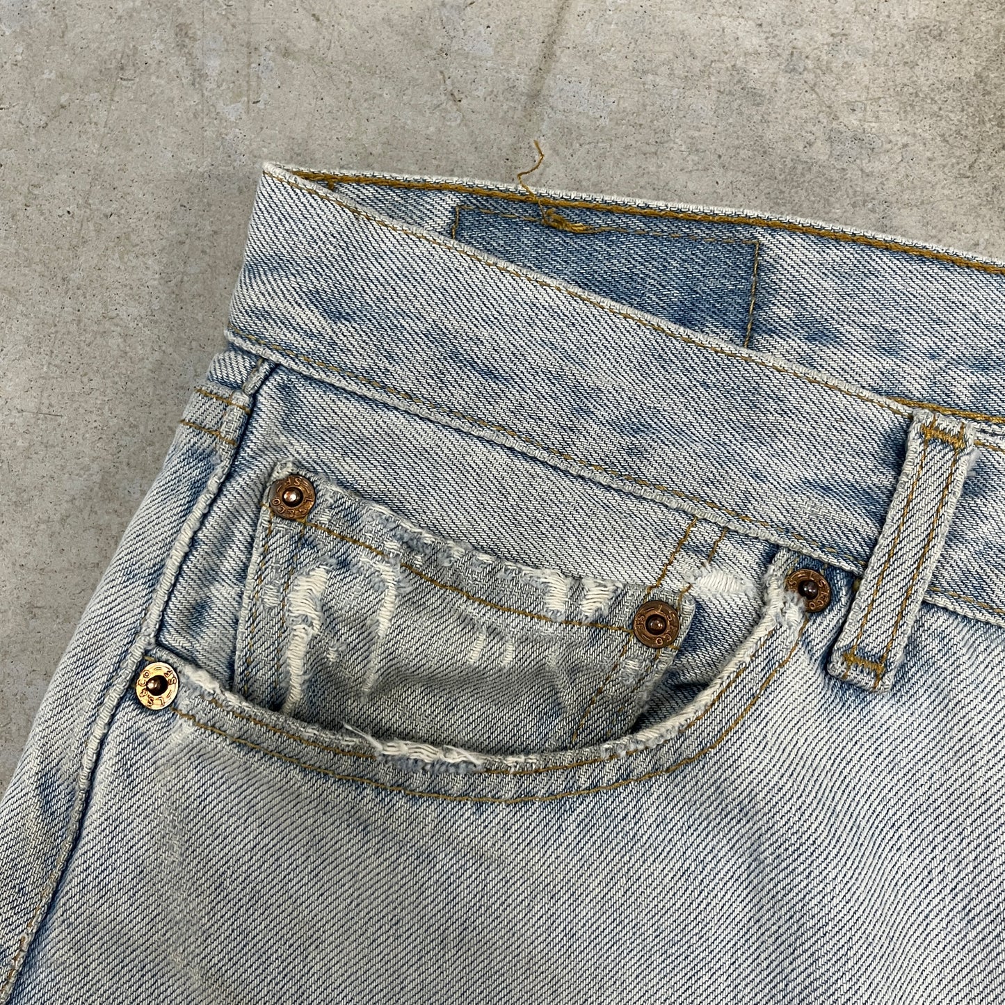 (32) Vintage Levis Jean Shorts