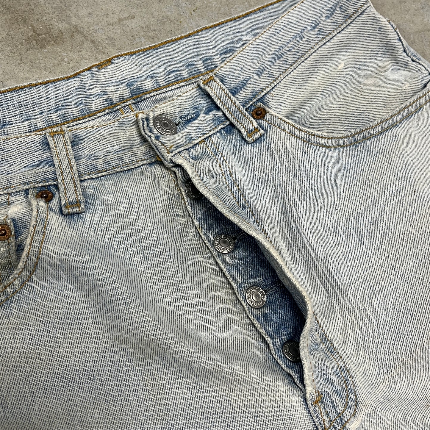 (32) Vintage Levis Jean Shorts