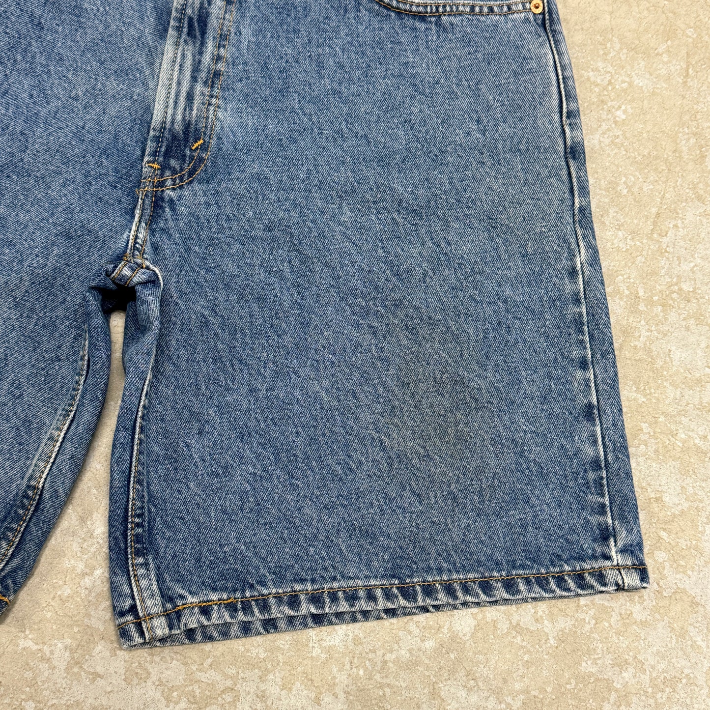 (36) Vintage Levi’s 550 Jean Shorts