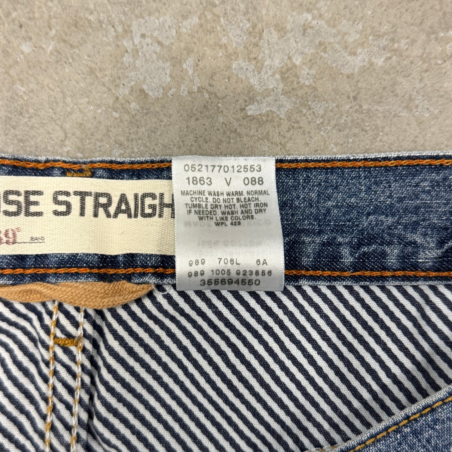 (33) Vintage Levi’s Jean Shorts