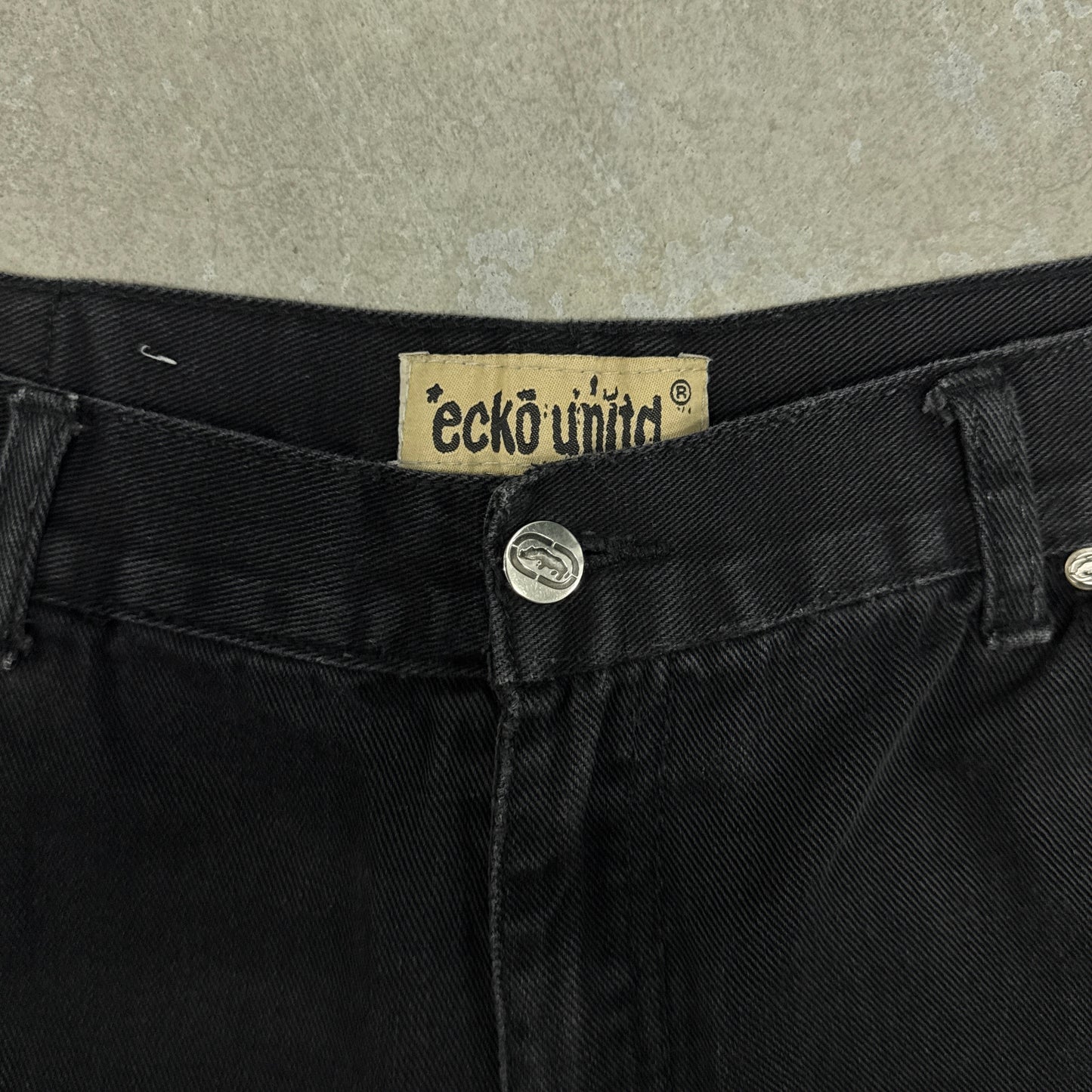 (38) Vintage Ecko Jean Shorts