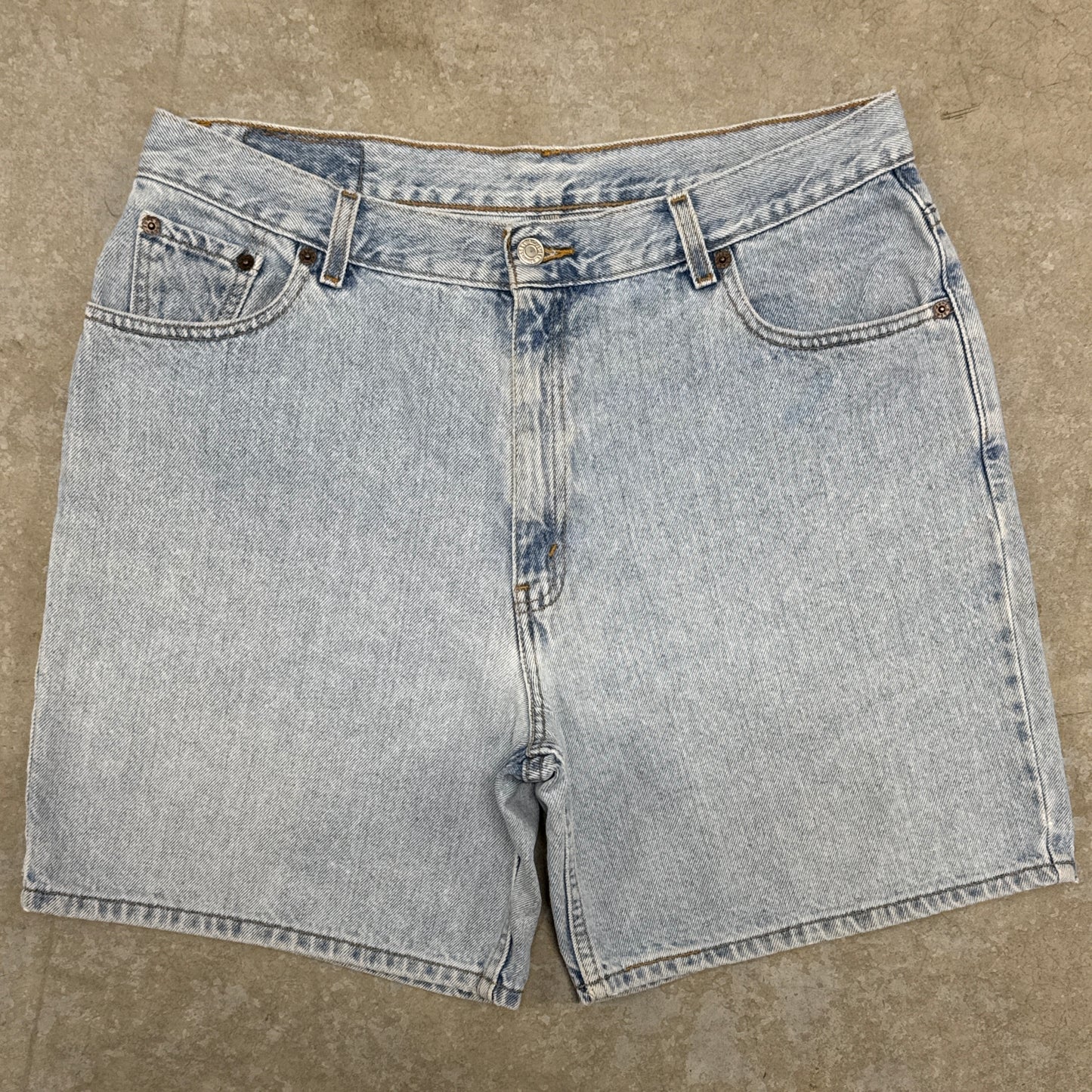 (36) Vintage Levi’s Jean Shorts