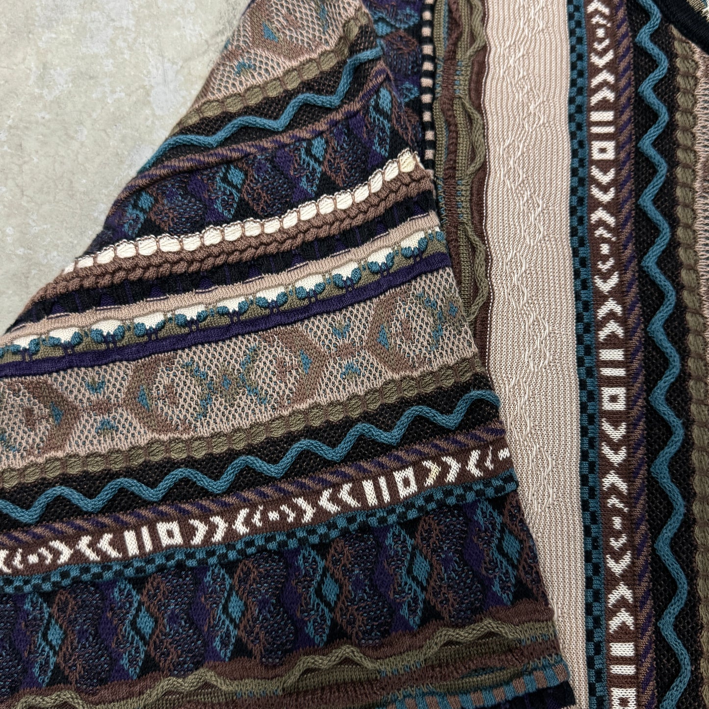 (L) Vintage Tundra 3D Knit Sweater