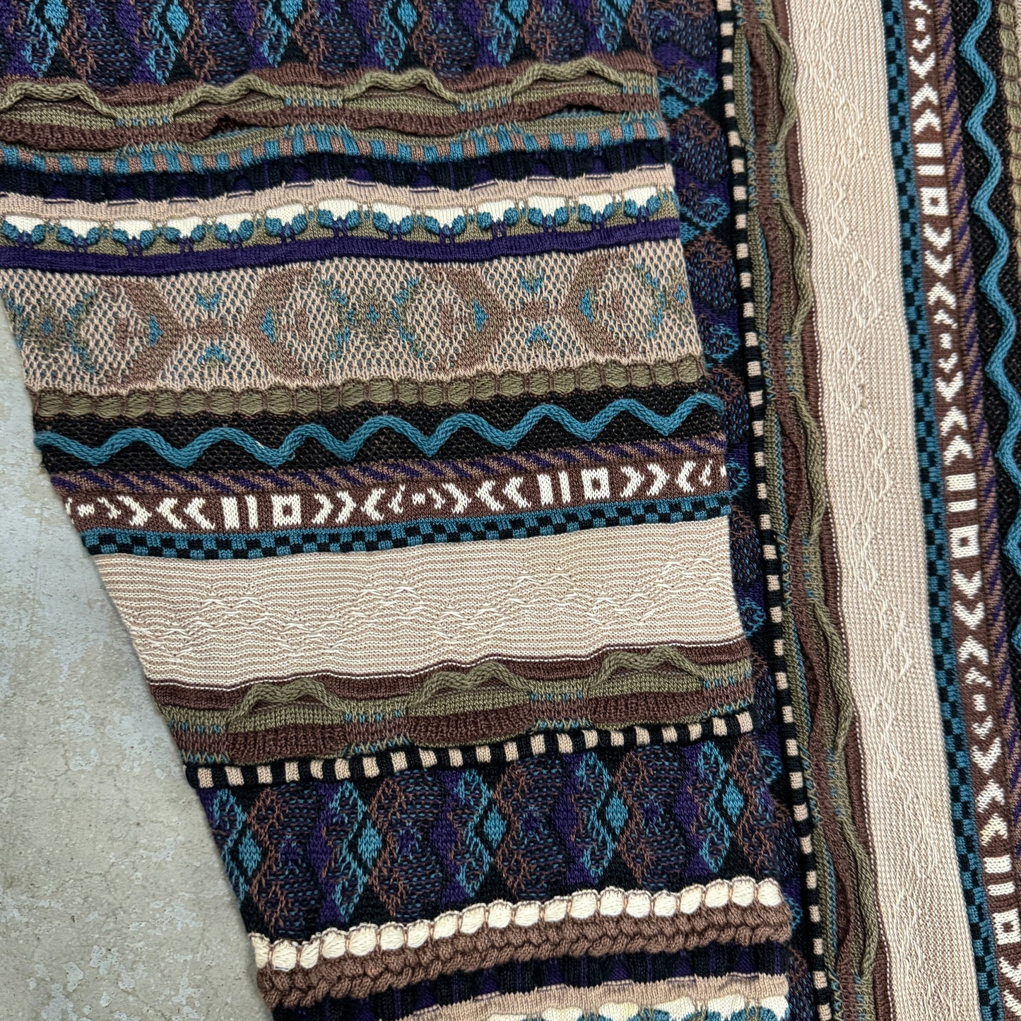 (L) Vintage Tundra 3D Knit Sweater