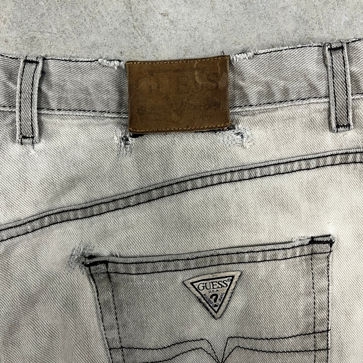 (36) Vintage Guess Jean Shorts