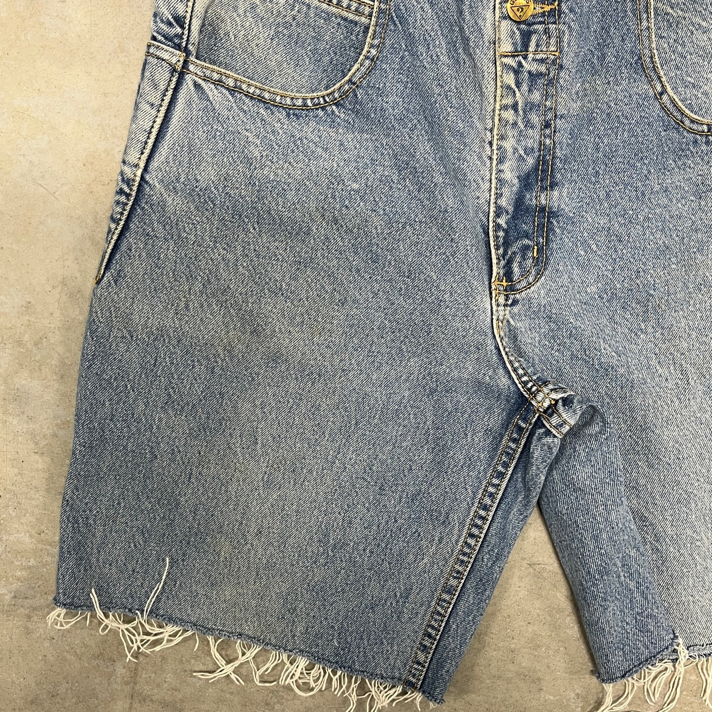 (32) Vintage Guess Jean Shorts